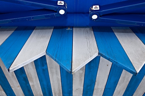 Immagine con bianco, blu, azzurro, cabine, legno, cabina, righe, geometrie, strisce, bicolore