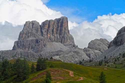 Immagine con alberi, nuvole, montagna, montagne, rocce, prato, verde, dolomiti, abeti, prati, roccia, cielo