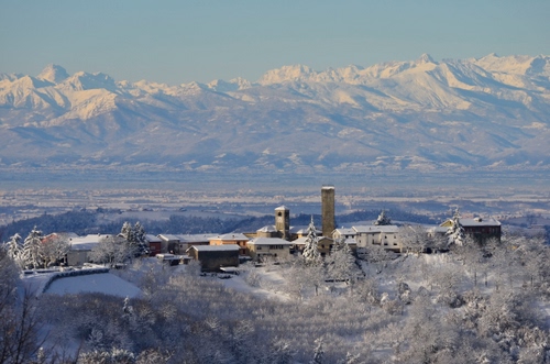 Immagine con neve, inverno, montagne, panorama, paese, campanile, paesaggio, torre, bianco