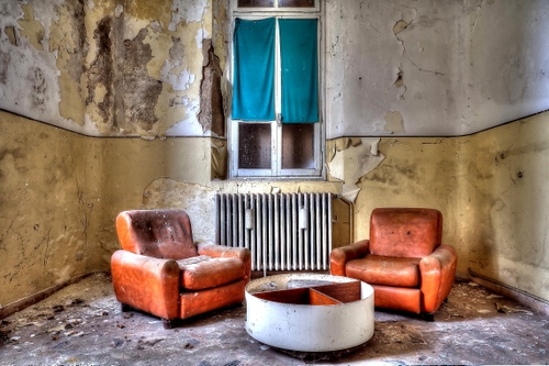 Immagine con poltrone, finestra, abbandono, salotto, stanza, termosifone, degrado, sporco