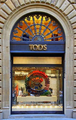 Immagine con vetrina, scarpe, arco, negozio, colori, cerchio, insegna, rosso