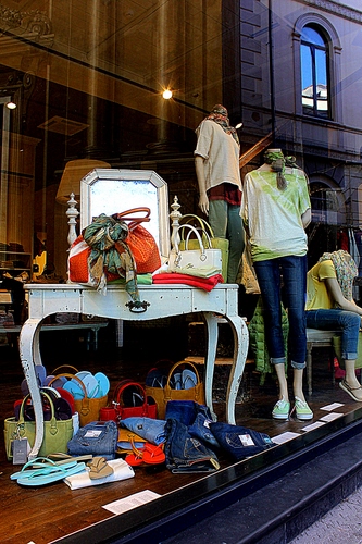 Immagine con vetrina, manichini, borse, tavolo, vestiti, jeans, pantaloni, tavolino