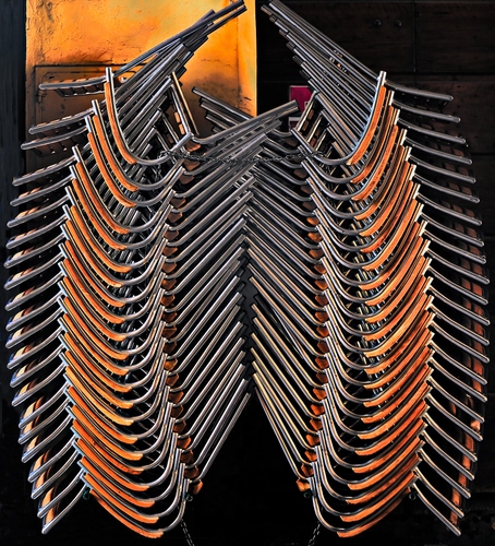 Immagine con sedie, metallo, catasta, astratto, curve, pila, catena, file, arancione, tanti, pattern, ferro