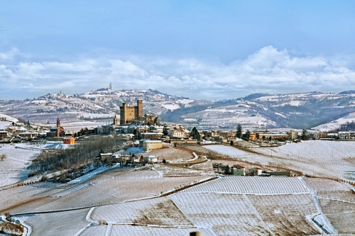 Immagine con castello, neve, panorama, colline, nuvole, cielo, paesaggio, inverno, borgo, campi, paese, vigneti, alberi, filari