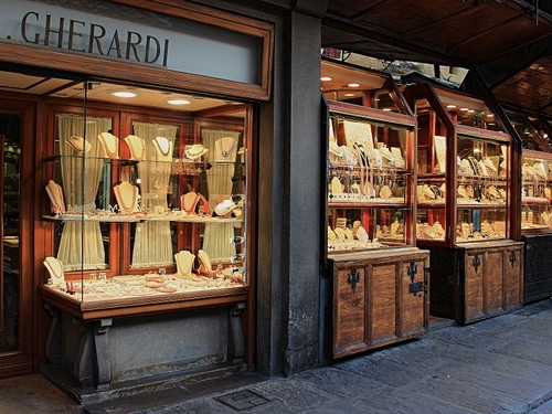 Immagine con vetrine, collane, gioielli, oro, luci, negozi, ori, ponte, firenze, negozio