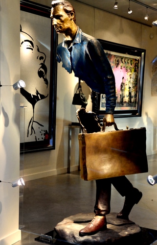 Immagine con statua, valigia, quadri, uomo, museo, quadro, borsa, esposizione, vetrina, manichino