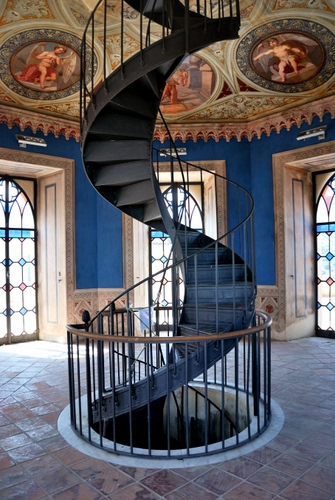 Immagine con scala, chiocciola, ringhiera, gradini, finestre, affreschi, porte, dipinti, spirale, blu, pavimento, vetrate, ferro