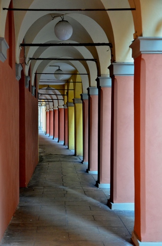 Immagine con portico, colonne, archi, lampioni, portici, rosa, pilastri, giallo, prospettiva