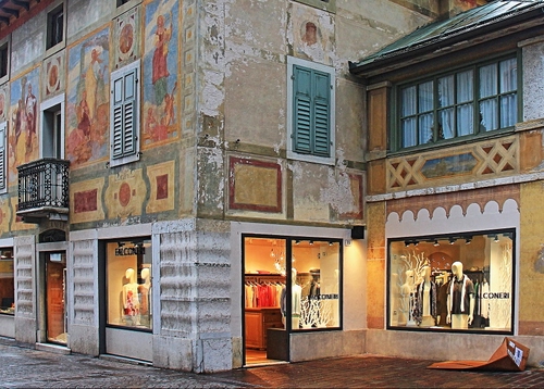 Immagine con finestre, balcone, vetrine, luci, murales, vetrina, negozio, affreschi