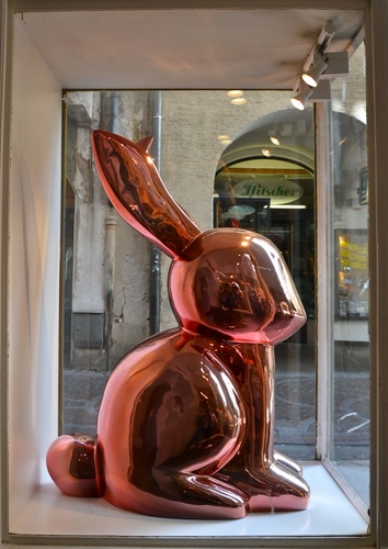 Immagine con coniglio, vetrina, rosso, vetro, rosa, faretti, orecchie, riflesso