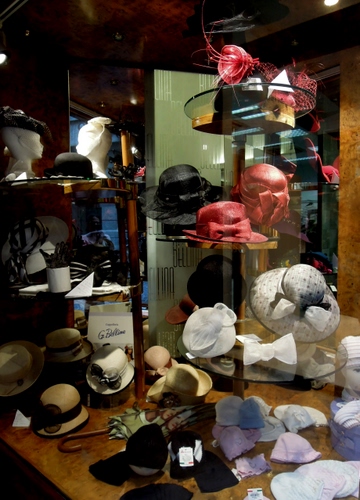 Immagine con cappelli, vetrina, rosso, esposizione, negozio, riflessi, ombrello, bianco