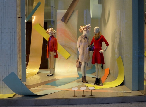 Immagine con vetrina, manichini, rosso, tre, giallo, negozio, donna, abbigliamento, parrucche, abiti, vestiti