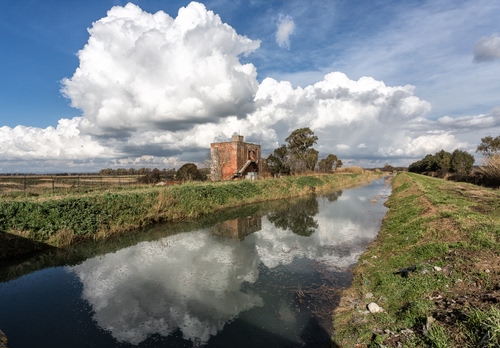 Immagine con nuvole, riflesso, acqua, canale, rudere, fiume, casa, sponde
