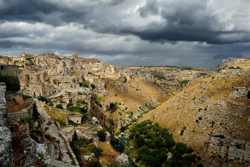 Immagine con nuvole, panorama, colline, città, sassi, cielo, rocce, paesaggio, rovine