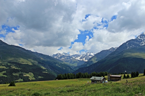 Immagine con nuvole, case, cielo, neve, montagne, verde, panorama, alberi, montagna, prato, paesaggio, prati, campo, boschi, erba, pascolo, azzurro, bosco
