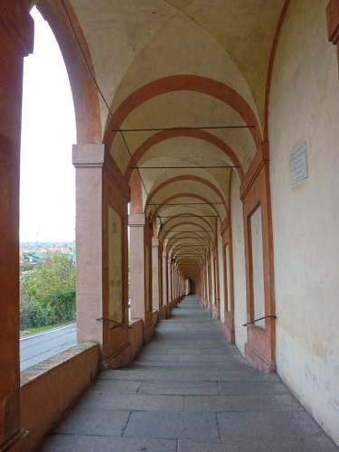 Immagine con portico, prospettiva, archi, colonne, pilastri, corridoio, strada, portici, muro, alberi
