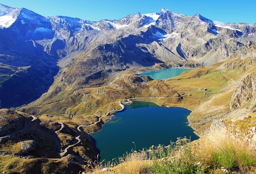 Immagine con laghi, montagna, strada, montagne, cime, rocce, neve, acqua, cielo, lago, panorama, curve, sentiero, paesaggio, erba, bianco, azzurro, vette