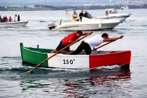 Immagine con barca, remi, tricolore, acqua, verde, rosso, bianco, mare, gara, regata, numero, remo