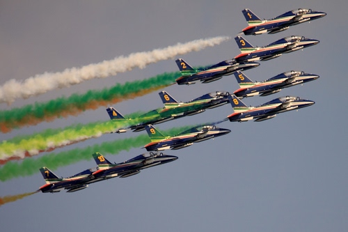 Immagine con frecce, aerei, tricolore, cielo, aereo, scie, tricolori, numeri, formazione, pattuglia, verde, bianco