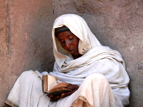 Immagine con libro, bianco, leggere, mani, lettore, corano, seduto, tunica, lettura, muro