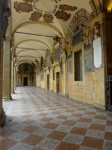 Immagine con archi, portico, porte, colonne, pavimento, pilastri, affreschi, stemmi, porticato, portici, decorazioni, finestre