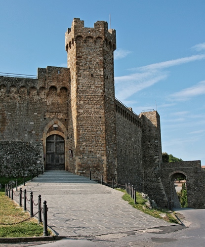 Immagine con castello, torre, porta, cielo, mura, ingresso, strada, porte, merli, arco, torri