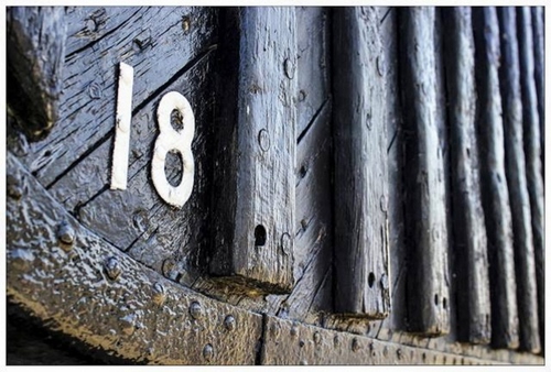 Immagine con legno, numero, bianco, diciotto, chiodi, otto, uno, assi, ferro, numeri, righe