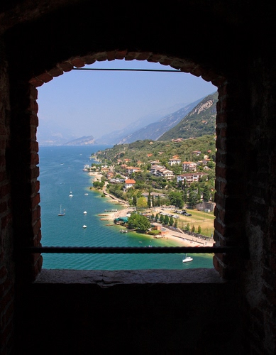 Immagine con mare, finestra, panorama, barche, montagne, acqua, affaccio, paese, arco, cielo, costa, alberi