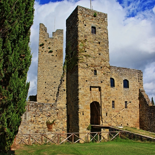 Immagine con castello, torre, ponte, nuvole, albero, cielo, ruderi, cipresso, finestre, levatoio, torri