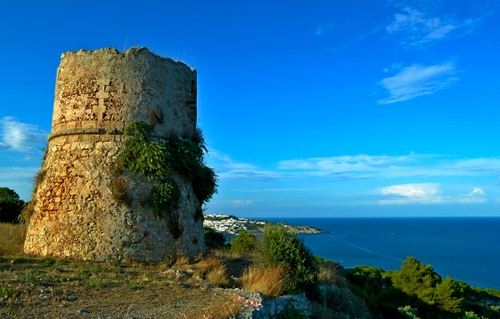 Immagine con mare, torre, nuvole, panorama, cielo, costa, cespugli, verde, pietra, blu, azzurro