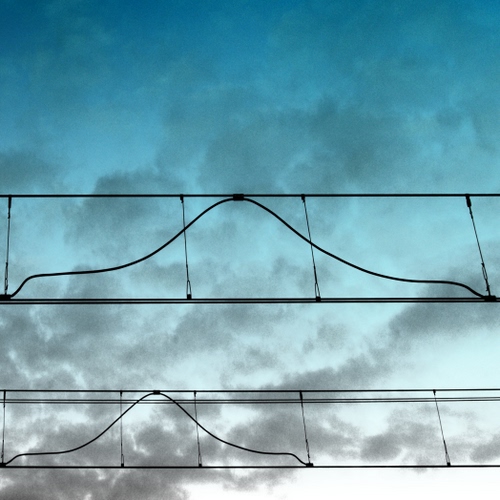 Immagine con cielo, nuvole, fili, cavi, azzurro, elettricità, ferrovia, treno, corrente