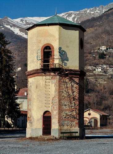Immagine con torre, panchina, scala, porta, montagne, montagna, albero, porte, neve