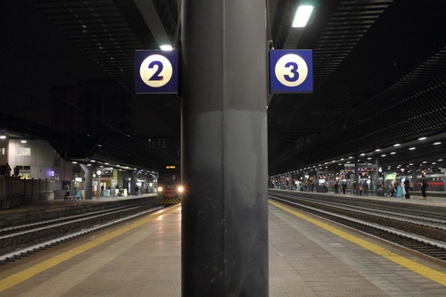 Immagine con stazione, binari, numeri, treno, luci, viaggiatori, due, ferrovia