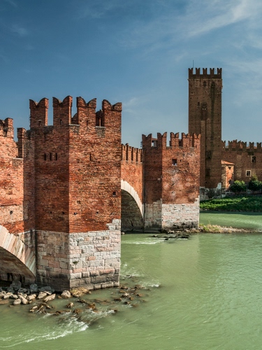 Immagine con fiume, merli, ponte, torri, acqua, castello, verona, archi