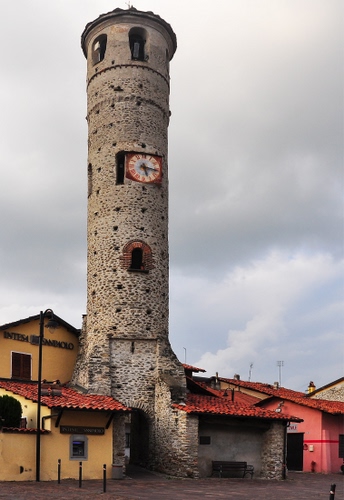 Immagine con torre, orologio, case, tetti, finestre, nuvole, cielo, tetto, rosso