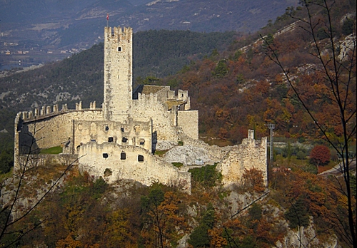 Immagine con castello, torre, merli, mura, alberi, montagna, rocca, rudere, paesaggio, autunno, fortezza