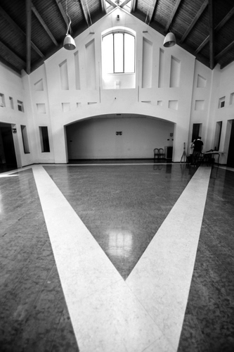 Immagine con finestra, bianconero, pavimento, bianco, sala, prospettiva, sedie