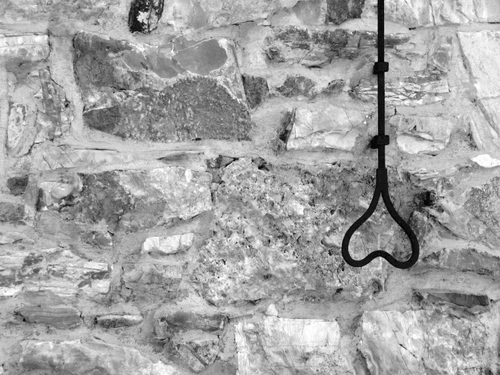 Immagine con muro, cuore, ferro, pietre, bianconero, sassi, parete, campanello