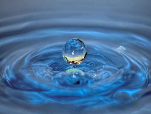 Immagine con goccia, acqua, azzurro, cerchi, blu, sfera, macro, riflesso, onde