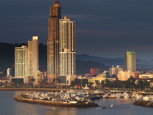 Immagine con grattacieli, barche, mare, porto, acqua, fiume, imbarcazioni, città