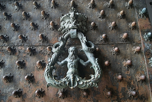 Immagine con porta, metallo, portone, batacchio, ferro, chiodi, anello, verde, mascherone