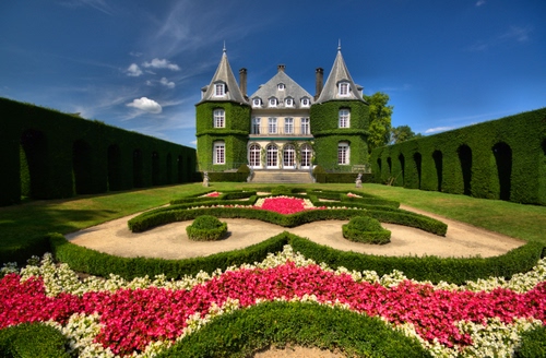 Immagine con aiuole, fiori, verde, castello, giardino, rosso, cielo, torri