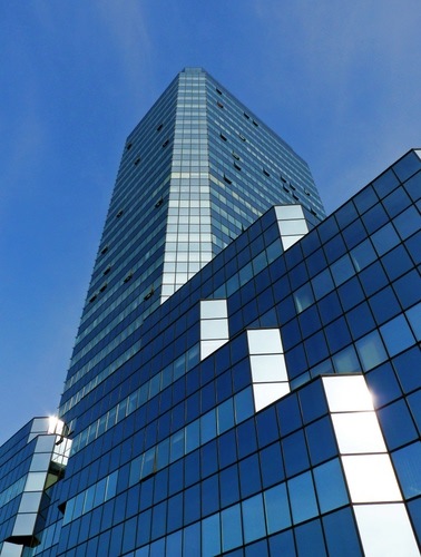 Immagine con grattacielo, finestre, azzurro, piani, vetri, vetrate, cielo, alto, blu