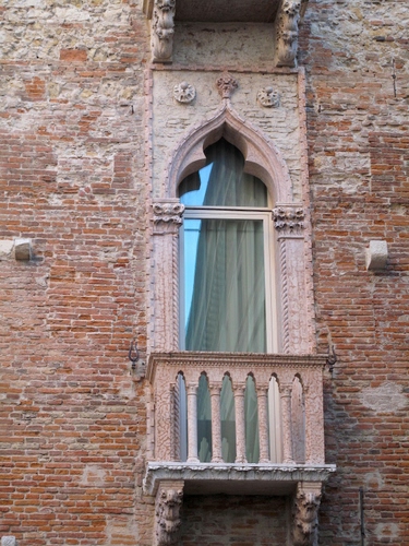 Immagine con balcone, finestra, mattoni, riflesso, colonne, tenda, arco, tende, vetro