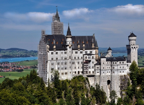Immagine con castello, alberi, torri, finestre, fiume, nuvole, verde, panorama, paesaggio