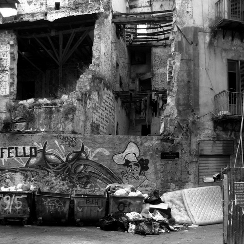 Immagine con bianconero, murales, materasso, abbandono, cassonetti, immondizia, materassi, degrado, nero, rudere, rovina, spazzatura