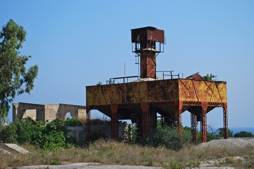 Immagine con cielo, ruggine, rudere, alberi, ferro, blu, piante, abbandono, verde, albero
