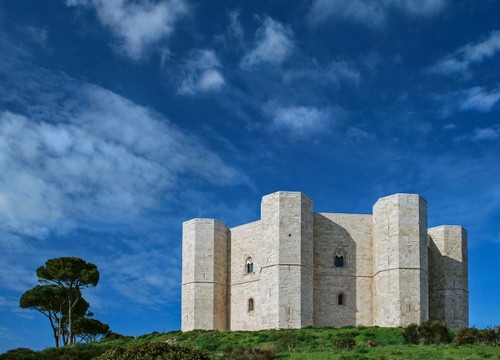 Immagine con castello, nuvole, alberi, cielo, finestre, verde, torri, azzurro, blu, pini, erba, puglia, prato, pietra