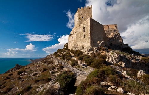 Immagine con castello, torre, rocce, mare, sentiero, rocca, nuvole, paesaggio, fortezza, pietre, sassi, mura, maniero