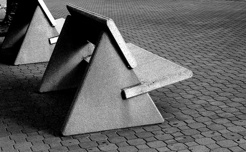 Immagine con panchine, due, bianconero, triangoli, panchina, moderno, pavimentazione, pietra, geometria, piazza, pavimento, ombre, geometrie, cemento